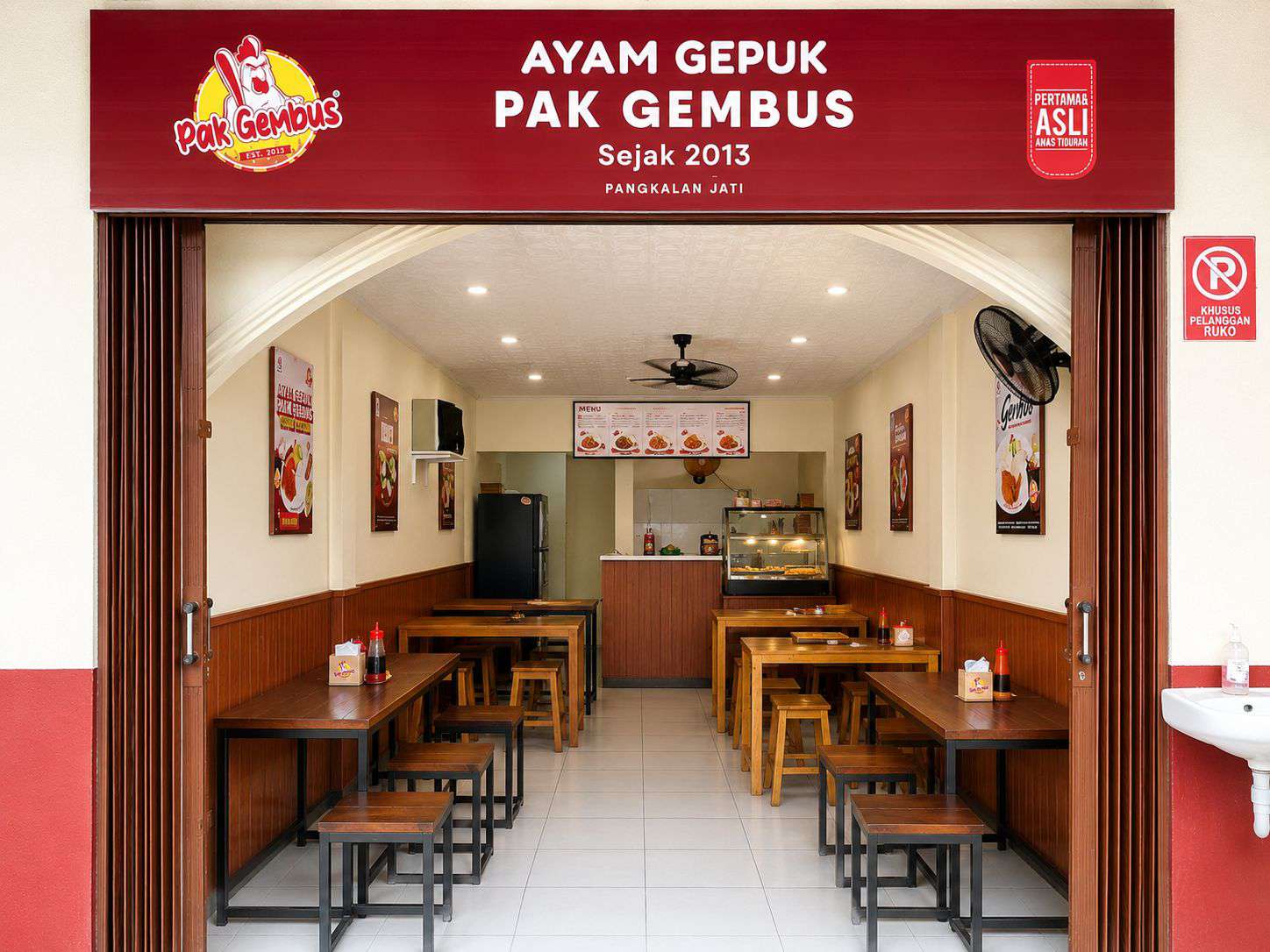 Tampak depan dan area makan Ayam Gepuk Pak Gembus Pangkalan Jati